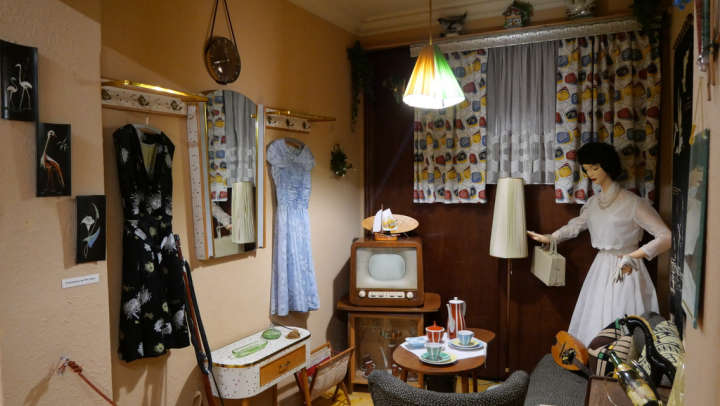 Zusammenstellung  Wohnzimmer und Kleidung der 1950er Jahre