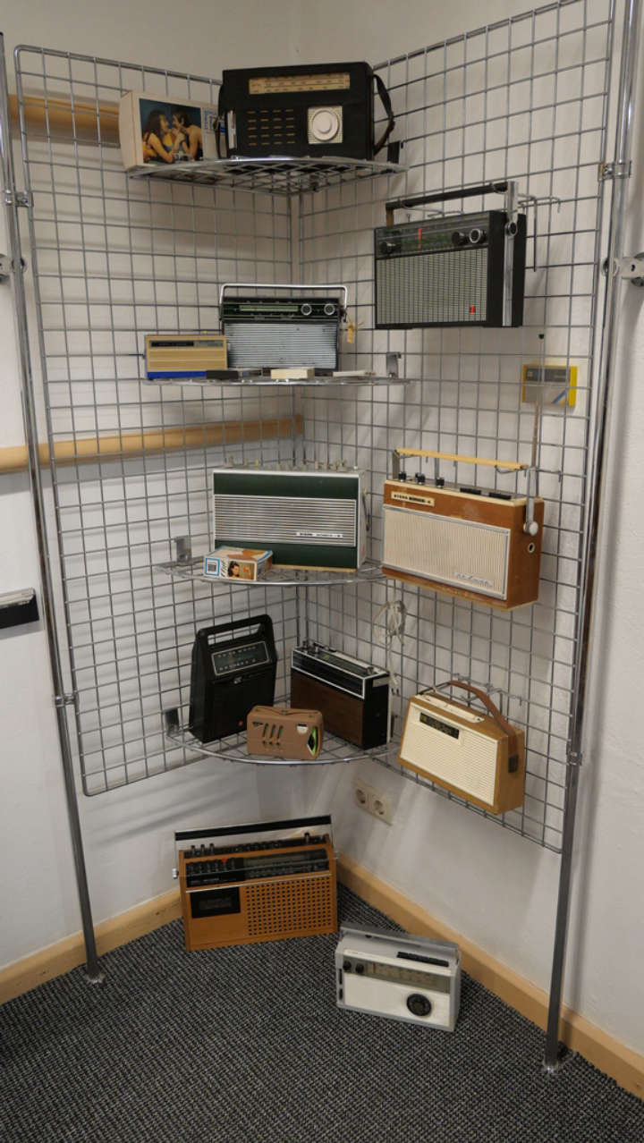Regal mit tragbaren Radios und Kassettenrecordern